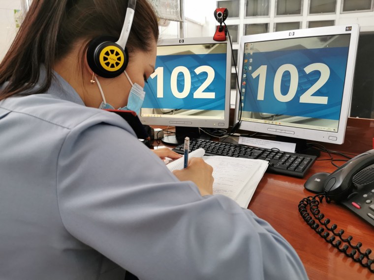 Человек звонит в полицию