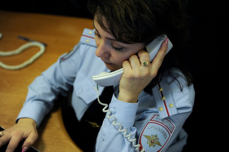 Полицейский с телефоном