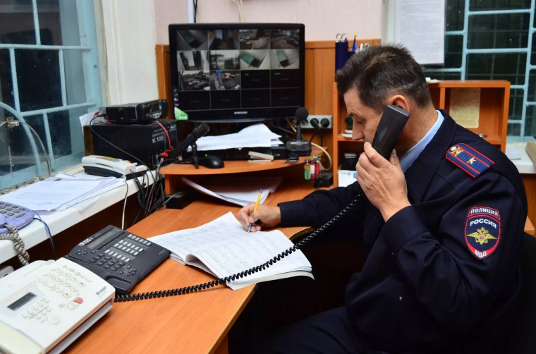 Милиционер с телефоном