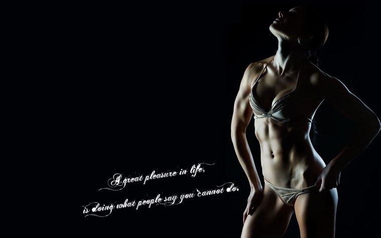 Женское тело на черном фоне