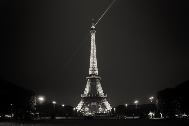Эйфелева башня в Париже черно белая