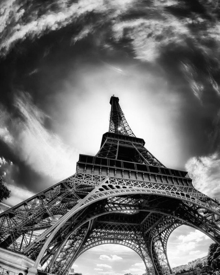 Эйфелева башня в Париже