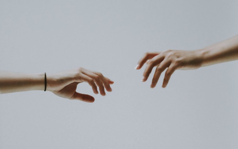 Рука тянется к солнцу