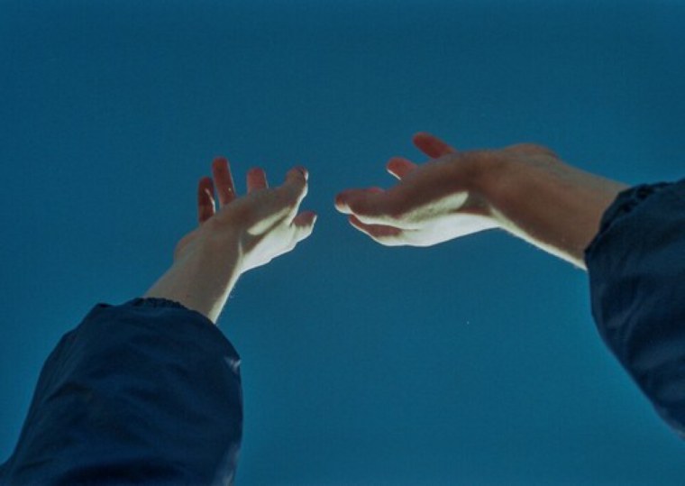 Ладонь на стене