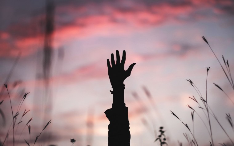 Руки в чеонрной краске