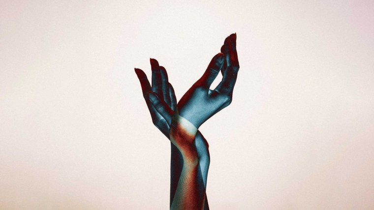 Человек на фоне солнца