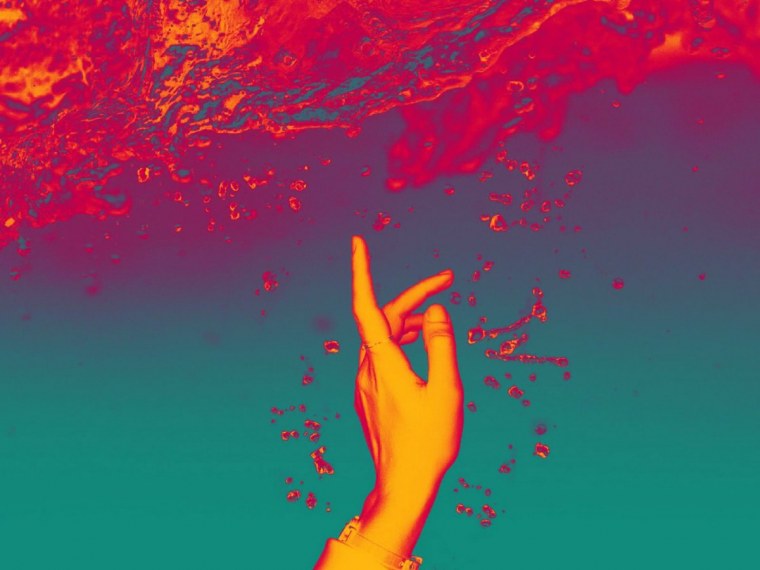 Рука тянется к руке