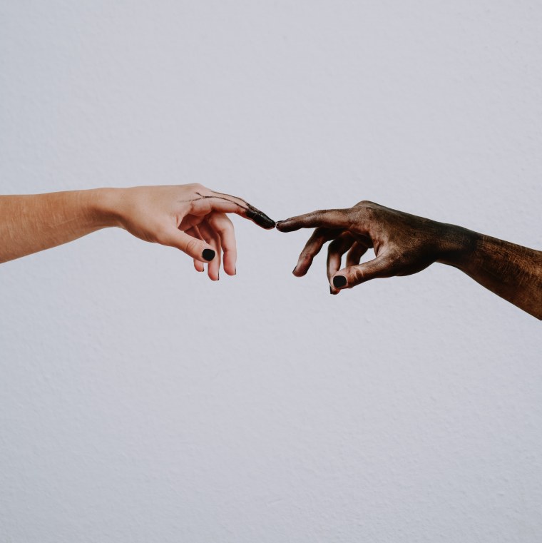 Две руки тянутся друг к другу