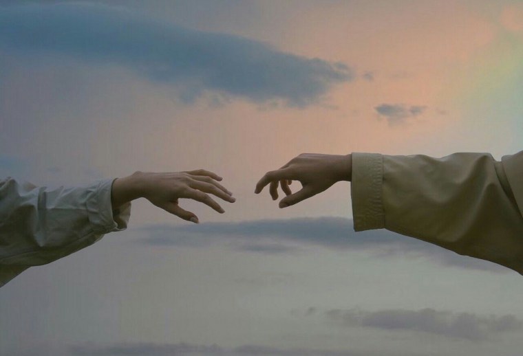 Руки тянутся друг к другу