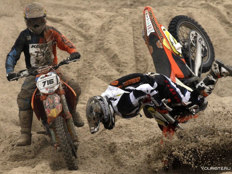 Кроссовый мотоцикл на гонках