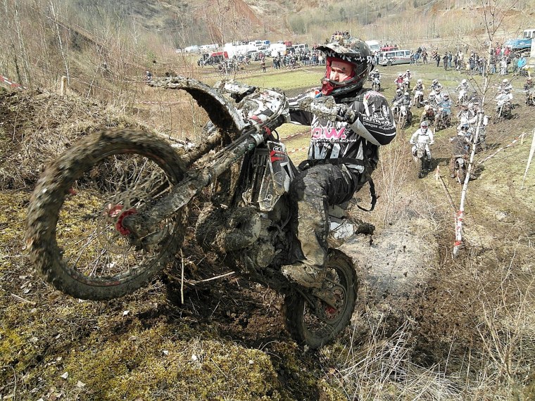 Хард эндуро мотоциклы в грязи