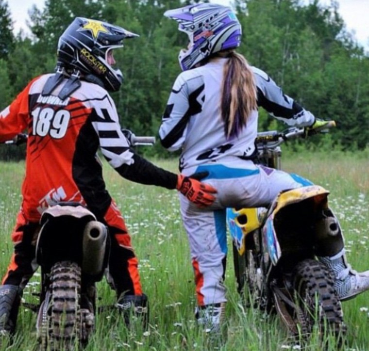 Парень с девушкой на эндуро