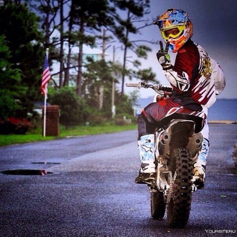 Мотоциклист на кроссовом мотоцикле