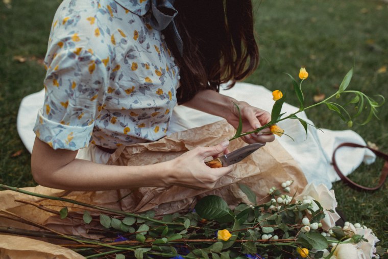 Ведьма собирает травы