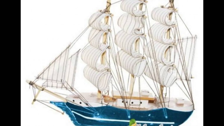 Парусный корабль на белом фоне