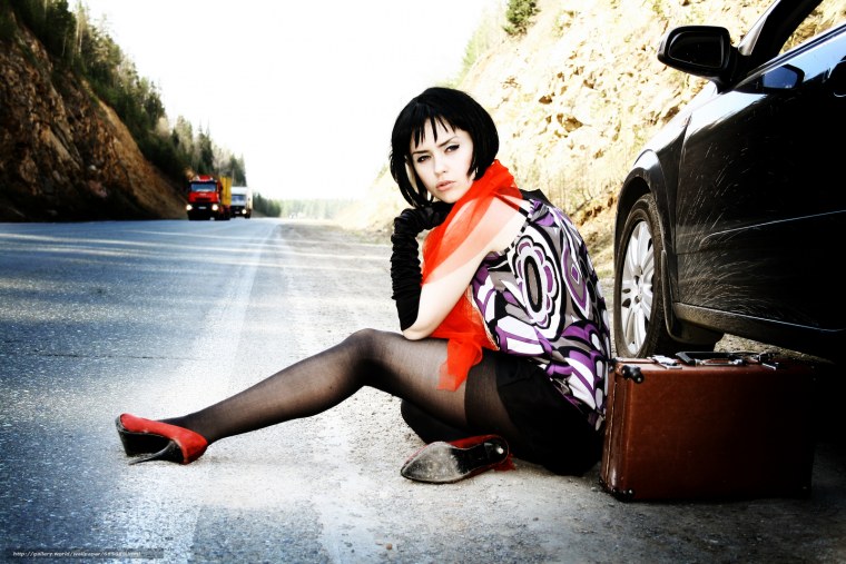 Девушка валяется на дороге