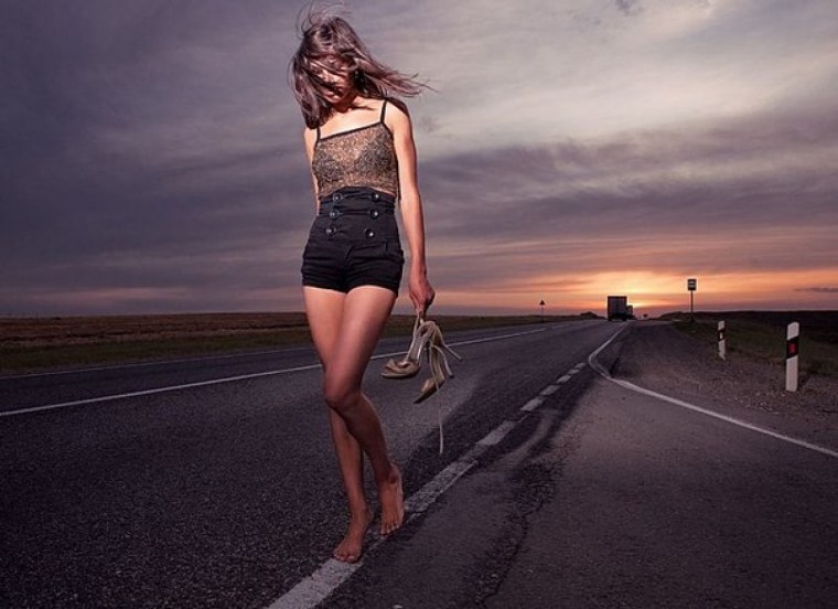 Девушка на дороге
