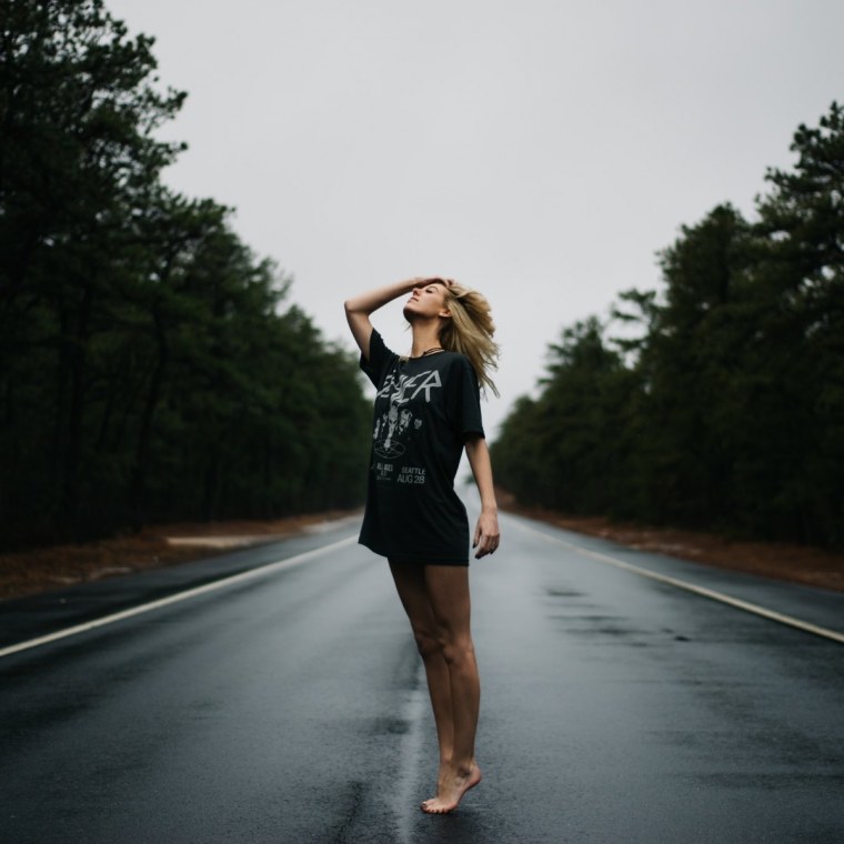 Красивая девушка на дороге