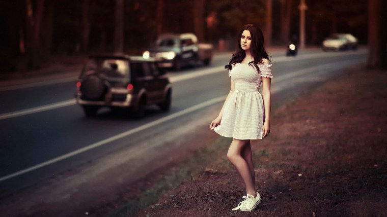 Женщина на трассе