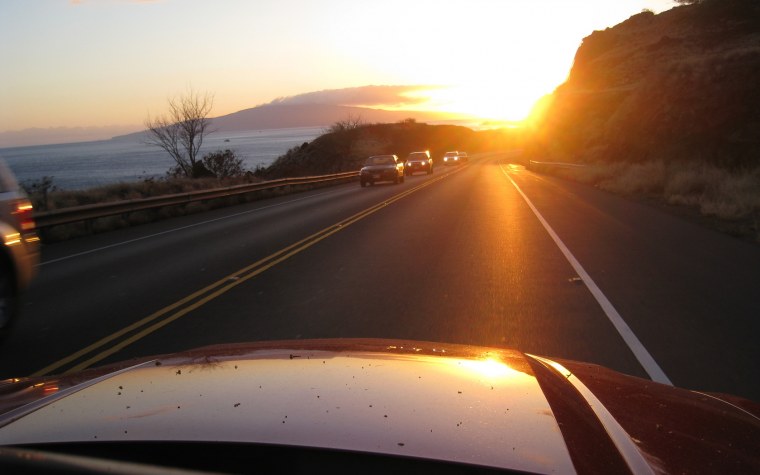 Девушка голосует на дороге