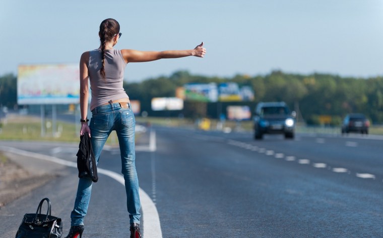 Девушка голосует на трассе
