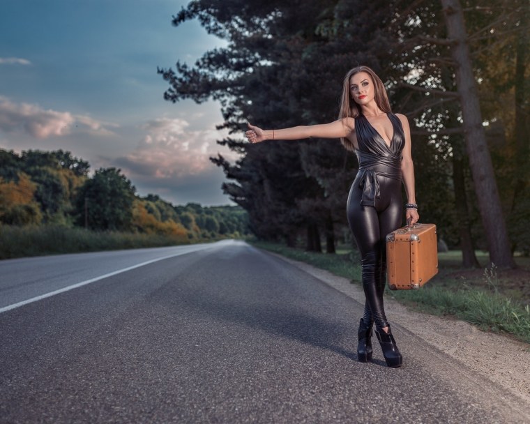 Девушка на трассе