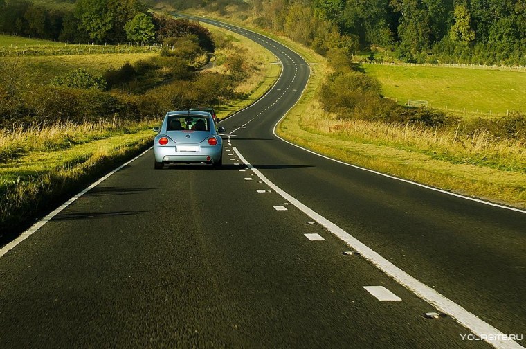 Девушка голосует на дороге