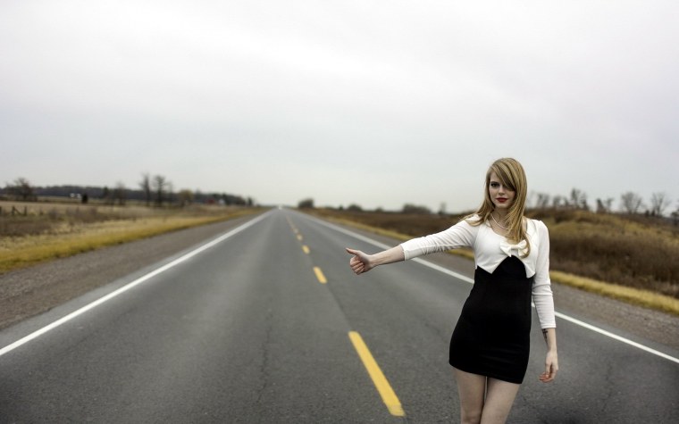 Женщина на трассе