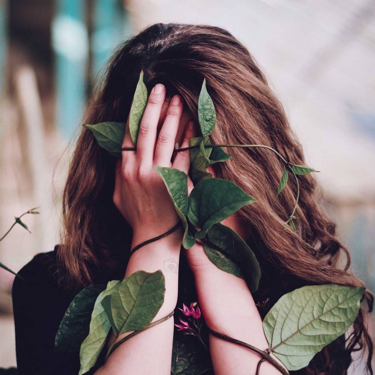 Девушка со спины с растением