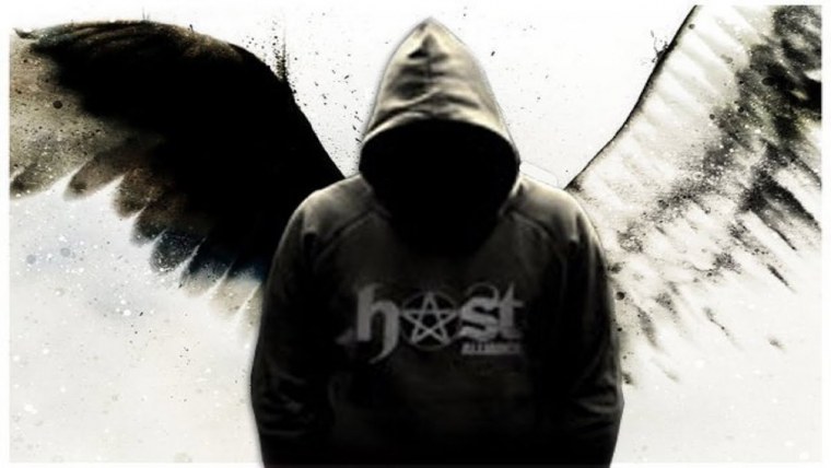 Парень в капюшоне с крыльями