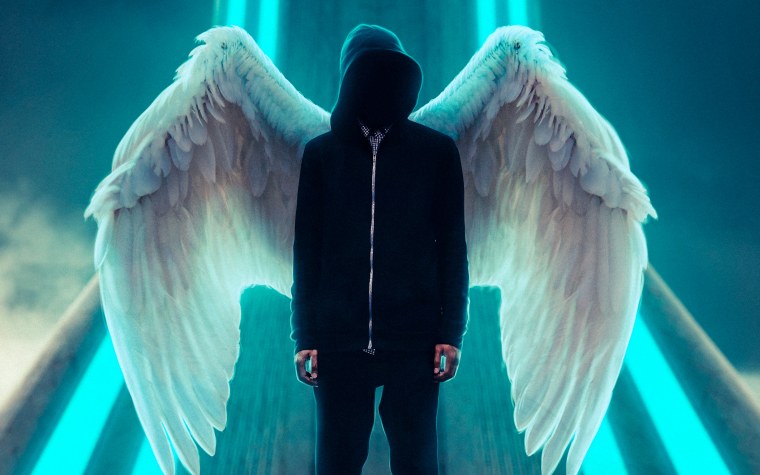 Мужчина с крыльями ангела