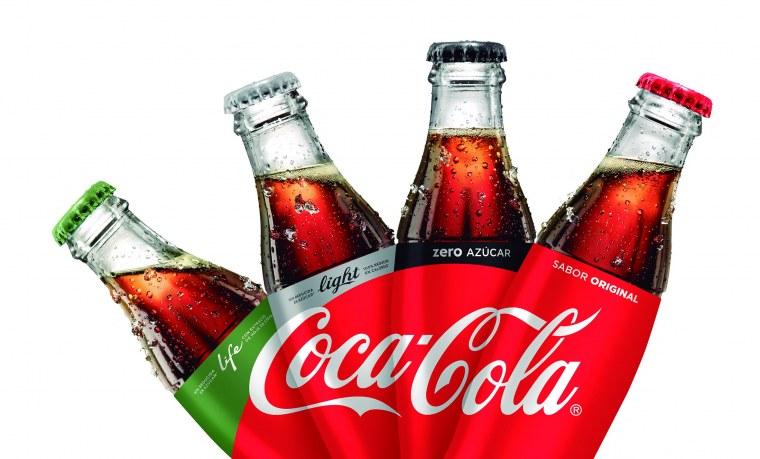 Бутылка колы на белом фоне