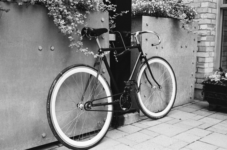 Велосипед черно белый