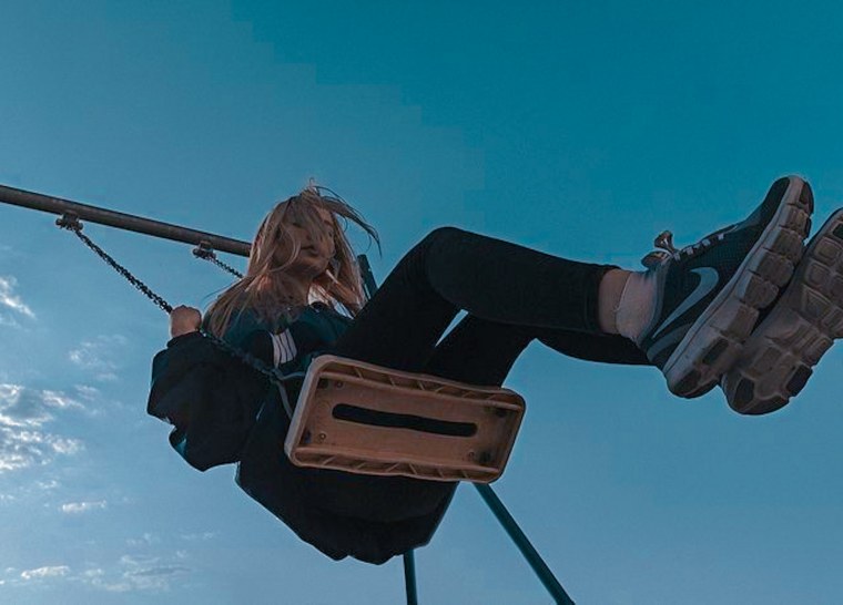 Подростки на качелях