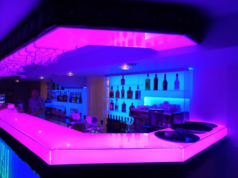 Барная стойка с неоновой подсветкой