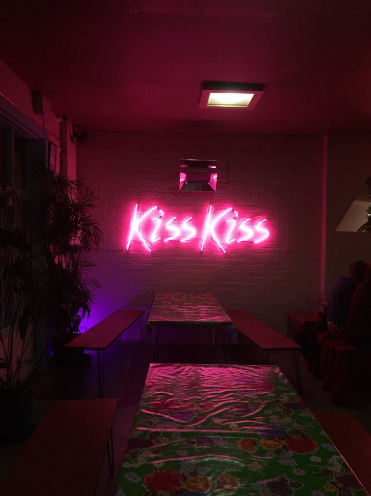 Неоновая комната