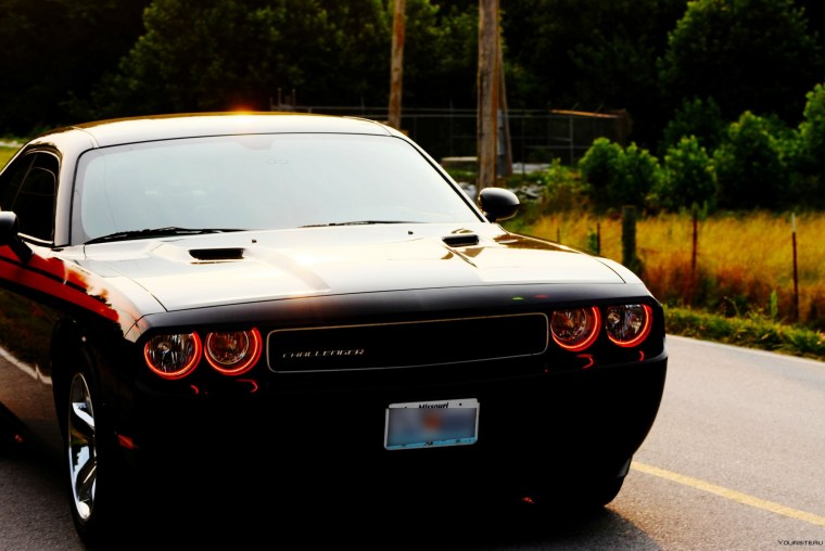 Чёрный Додж Челленджер с красными фарами