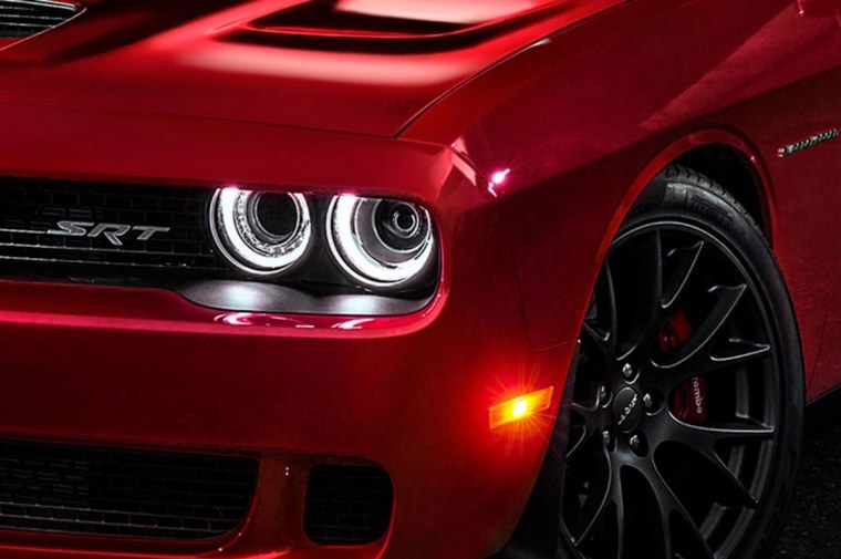 Чёрный Додж Челленджер с красными фарами