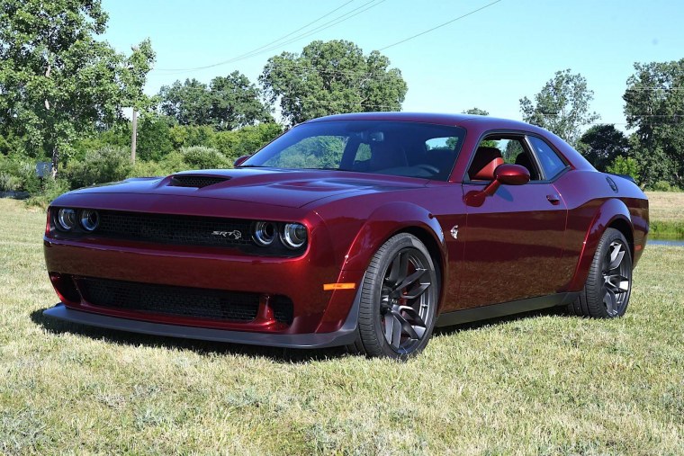 Додж Челленджер красный