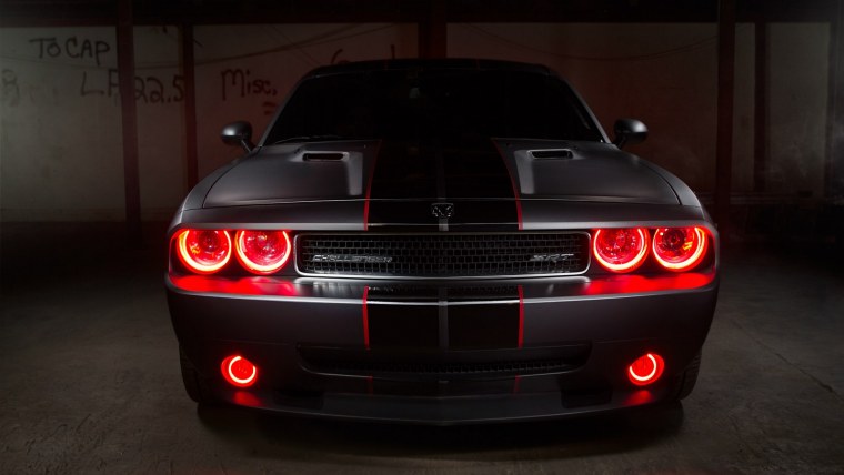 Чёрный Додж Челленджер с красными фарами