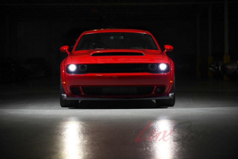 Чёрный Додж Челленджер с красными фарами