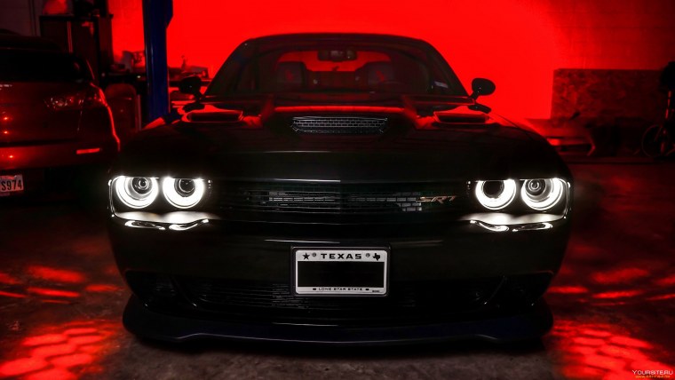 Тюнингованные фары dodge Challenger