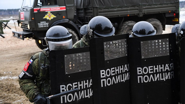 Военная полиция с щитами