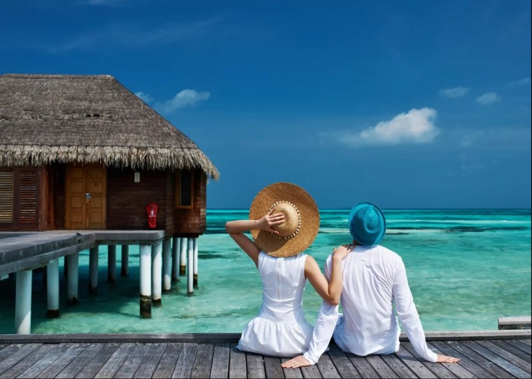 Девушка в шляпе в бассейне