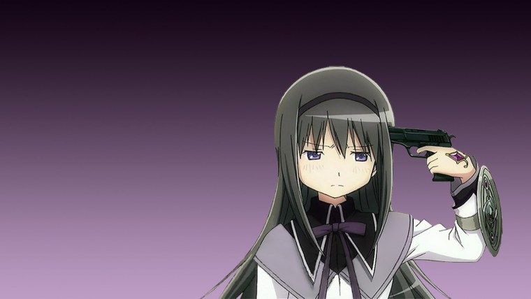 Акеми Хомура с пистолетом