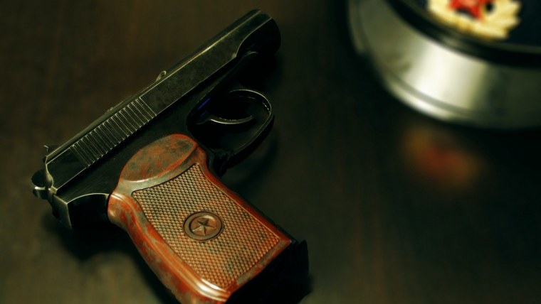Пистолет ТТ на столе