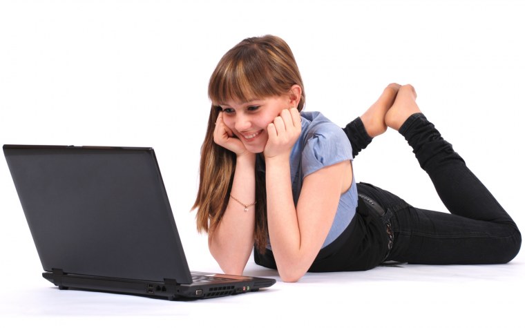 Девочка подросток за компьютером