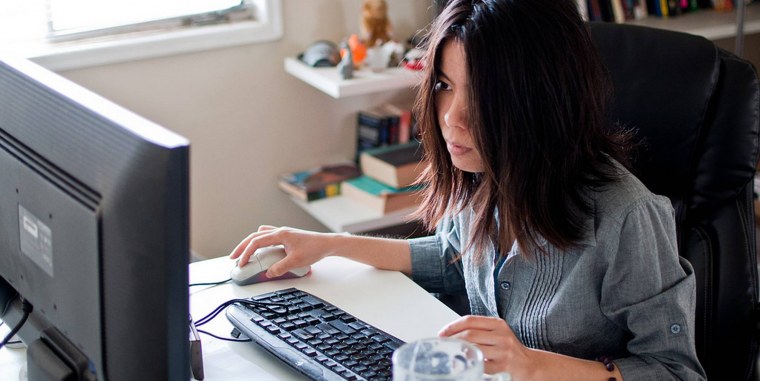 Женщина сидит за компом