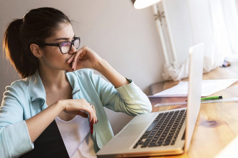 Девушка возле компьютера