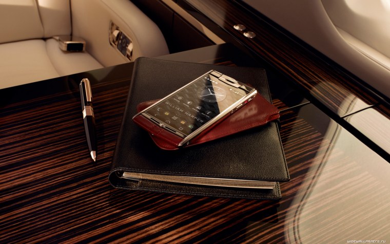 Деловой мужчина со смартфоном